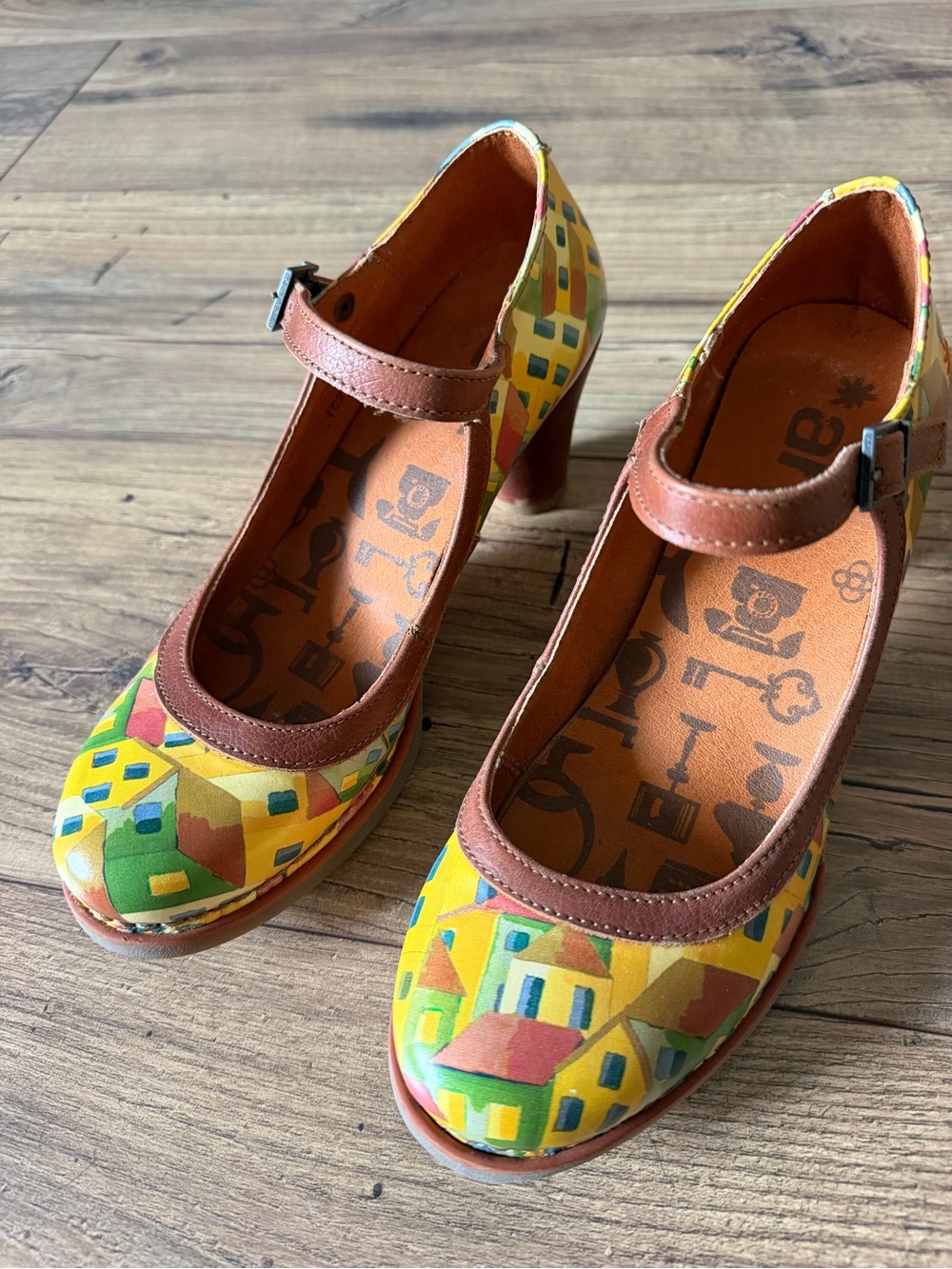 The Art Company Spain Mary Jane Heels Size 37 Colorful City Print Artisan Shoes